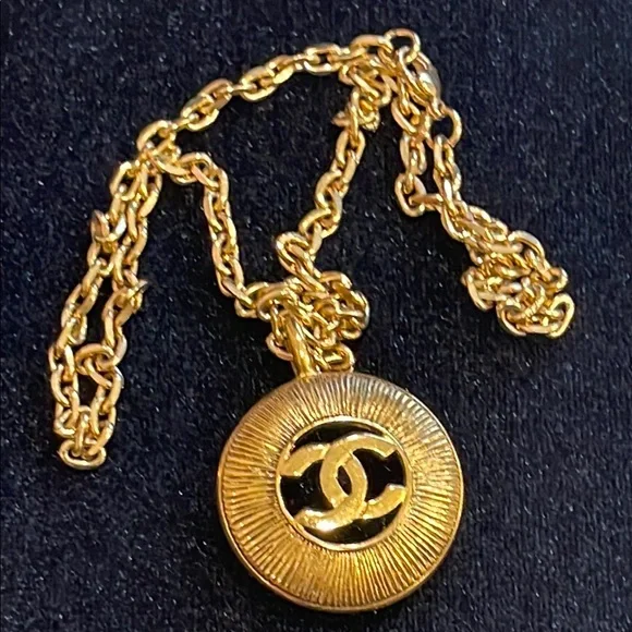 Chanel large vintage CC round Pendant - Picture 6 of 7
